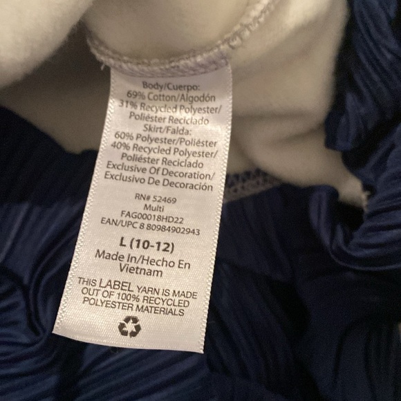 free Assembly sweatshirt dress with little crinkle at the bottom - Picture 7 of 7